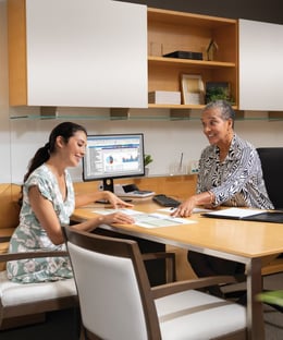 2women_Marketing_meeting_032_4C
