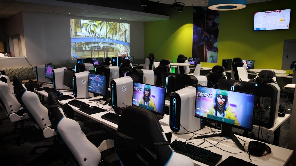 HPU Esports Arena computers